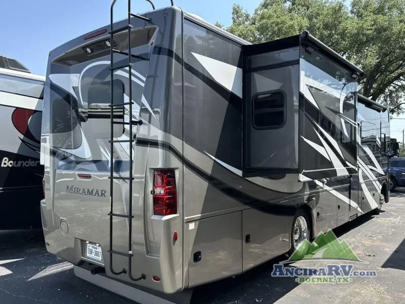 2022 Thor Motor Coach Miramar 34.7 - Photo 2