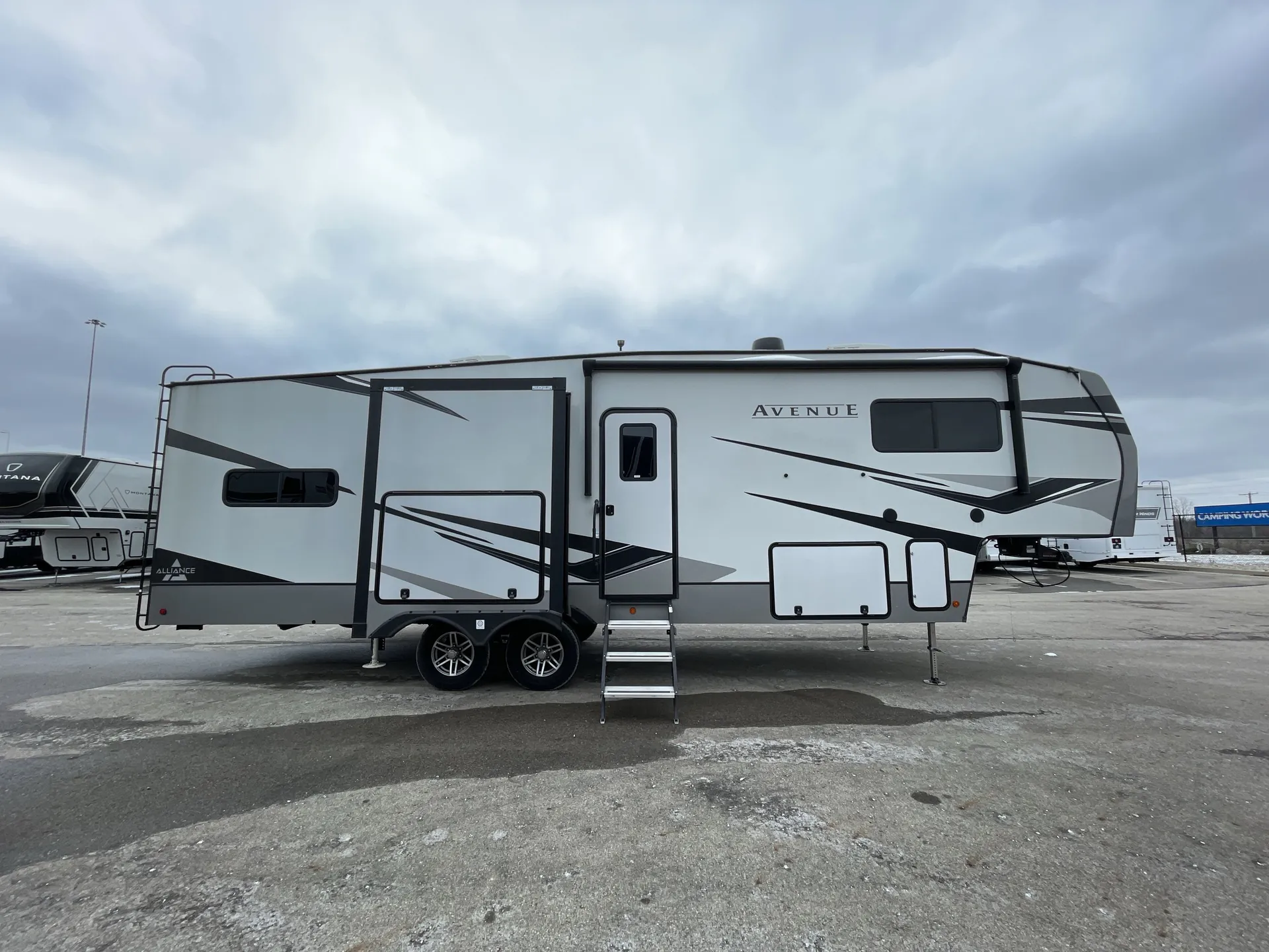 2023 Alliance RV Avenue 33RKS — campside