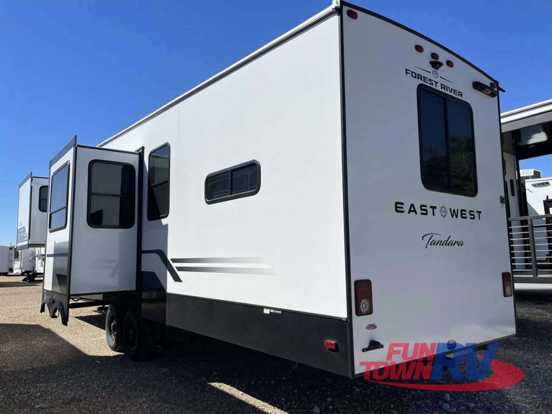 2026 East to West Tandara 388LR - Photo 4