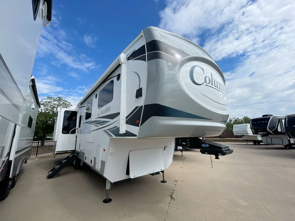 2022 Palomino Columbus 329DV - Photo 2