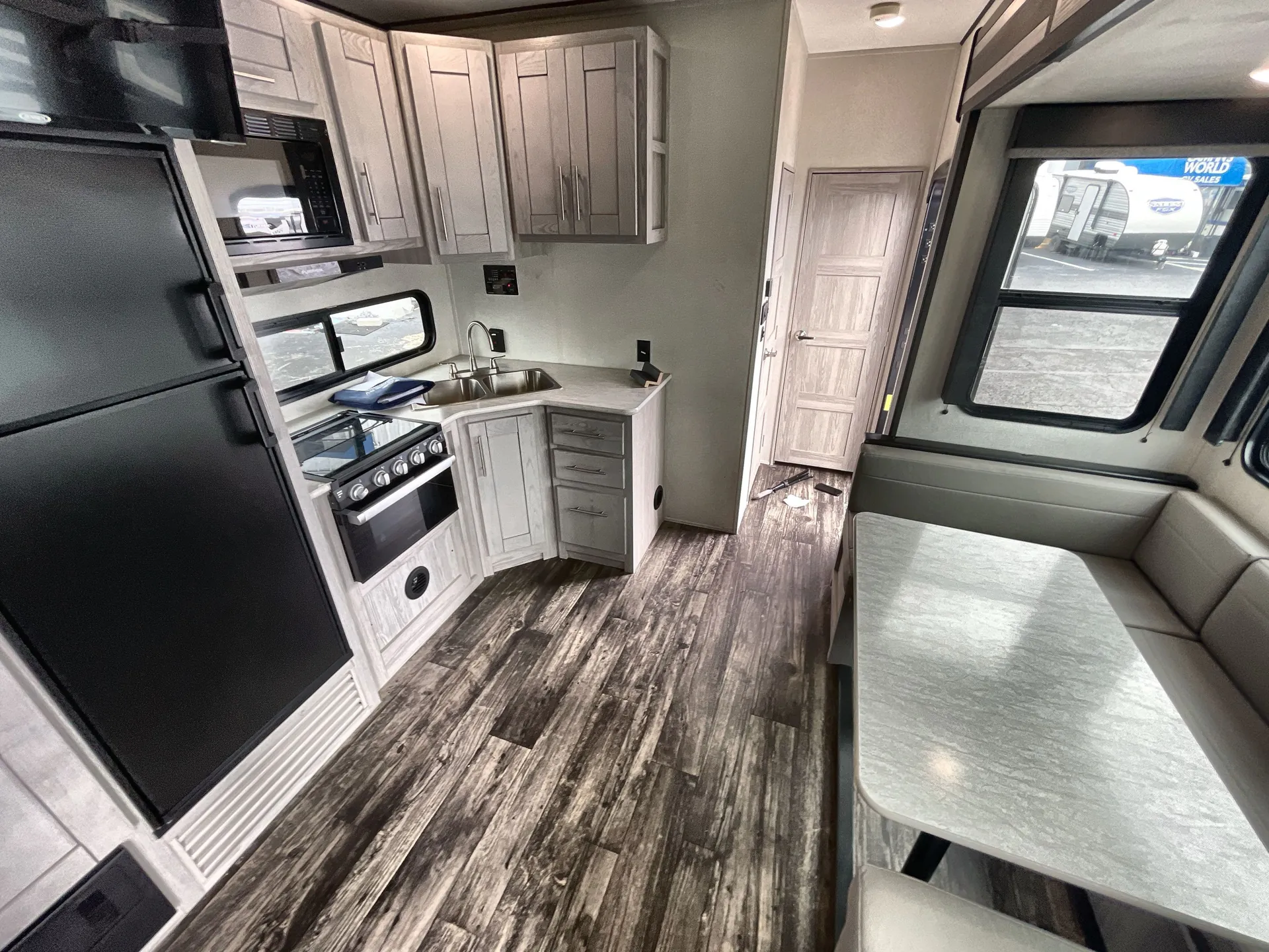2022 Keystone Impact 28V — living area main