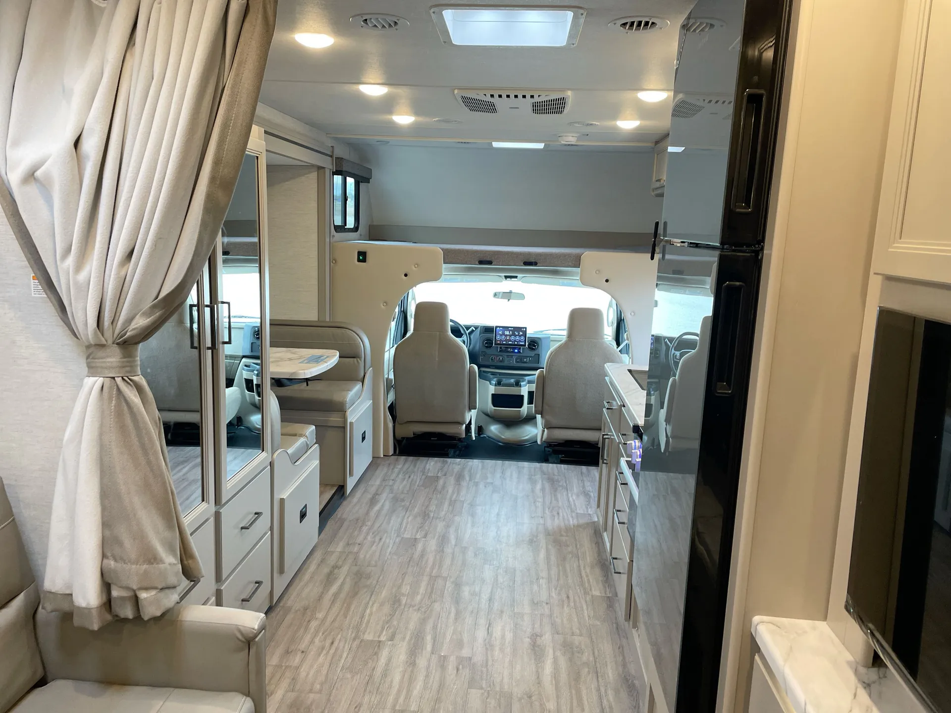 2025 Thor Motor Coach Coleman 27CL — living area main