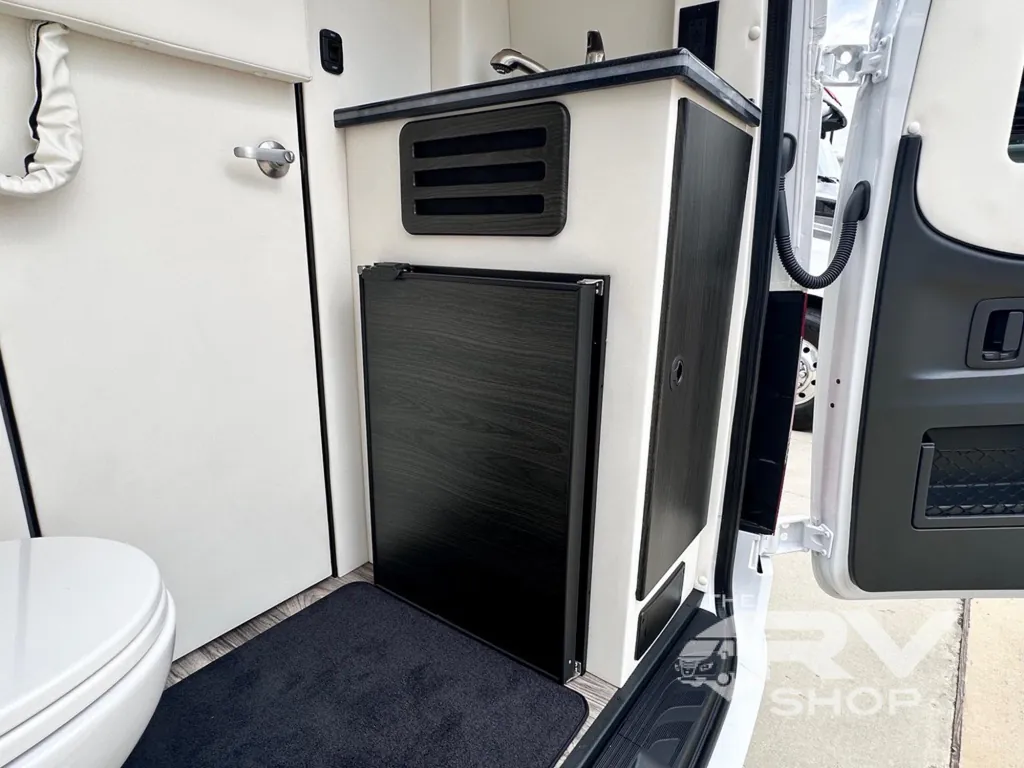 2025 Midwest Automotive Designs Luxe Cruiser D4, Photos photo 15