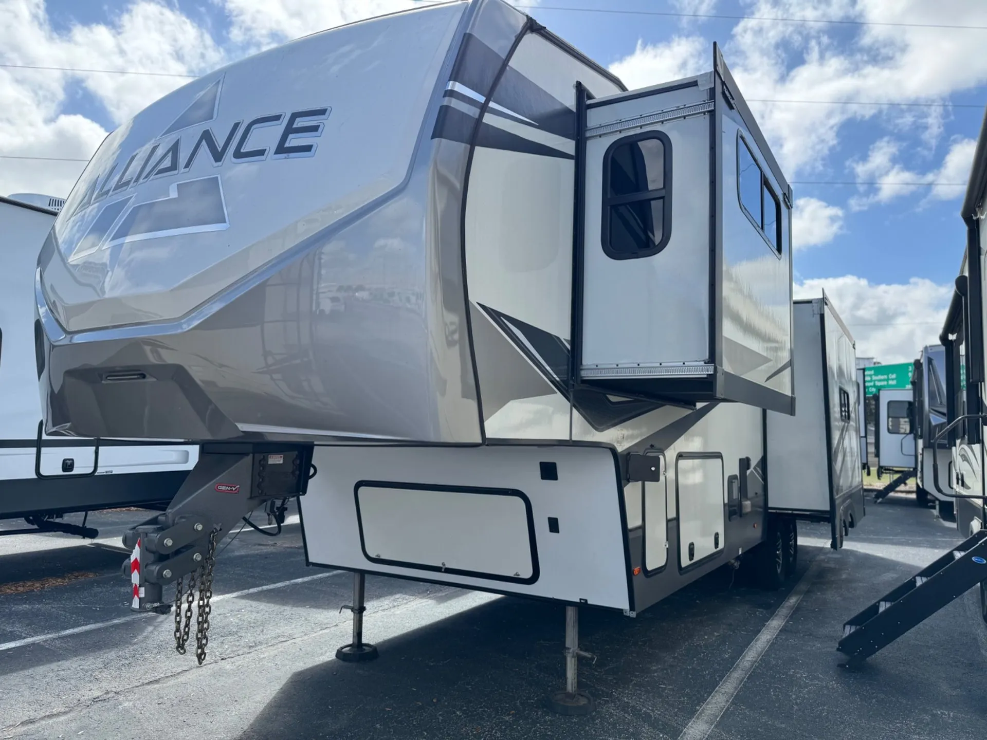 2022 Alliance RV Avenue 32RLS - Photo 3