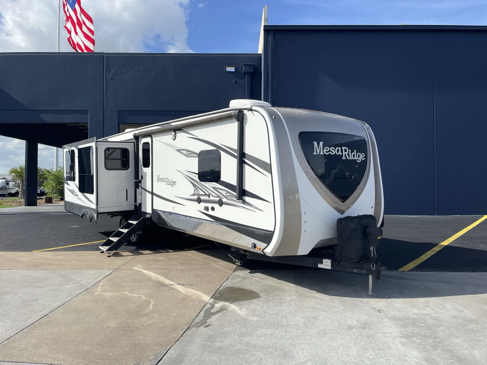 2019 Highland Ridge Open Range 323RLS dealer photo 1 from Camping World