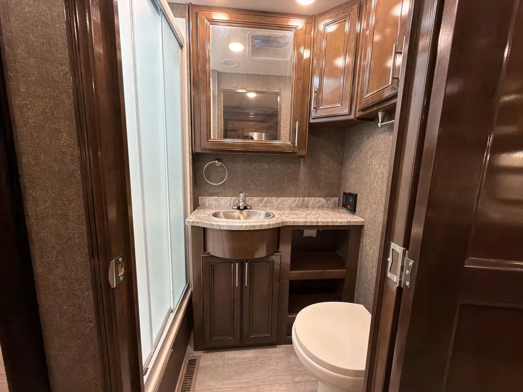 2020 Thor Motor Coach Challenger 35MQ, Photos photo 16