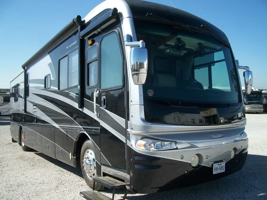 2005 Fleetwood Revolution 38B - Photo 3