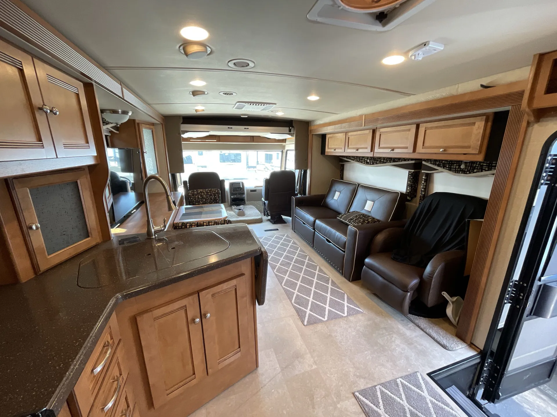 2015 Winnebago Sightseer 33C — living area main