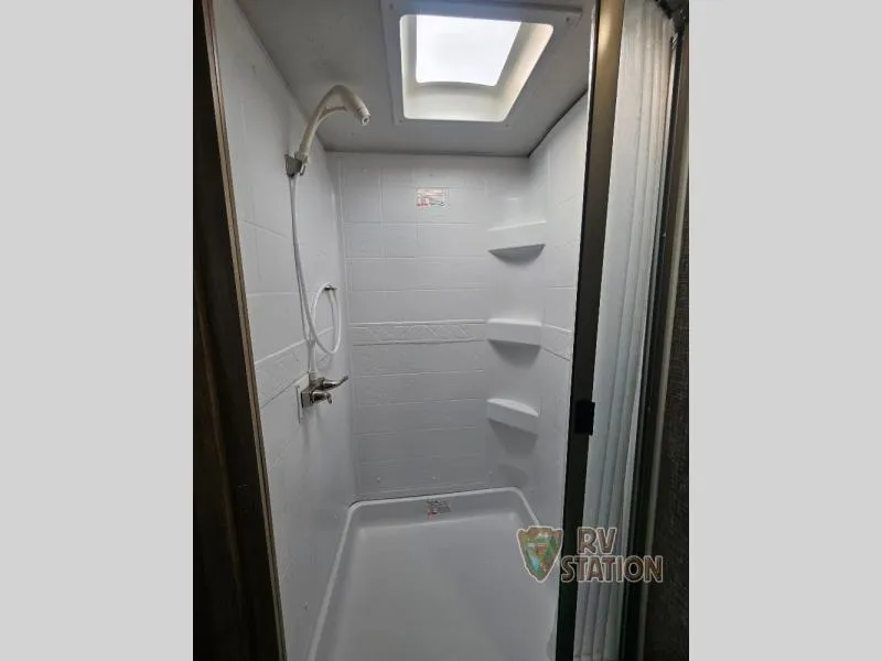 2022 Winnebago Micro Minnie 2108DS - Photo 3