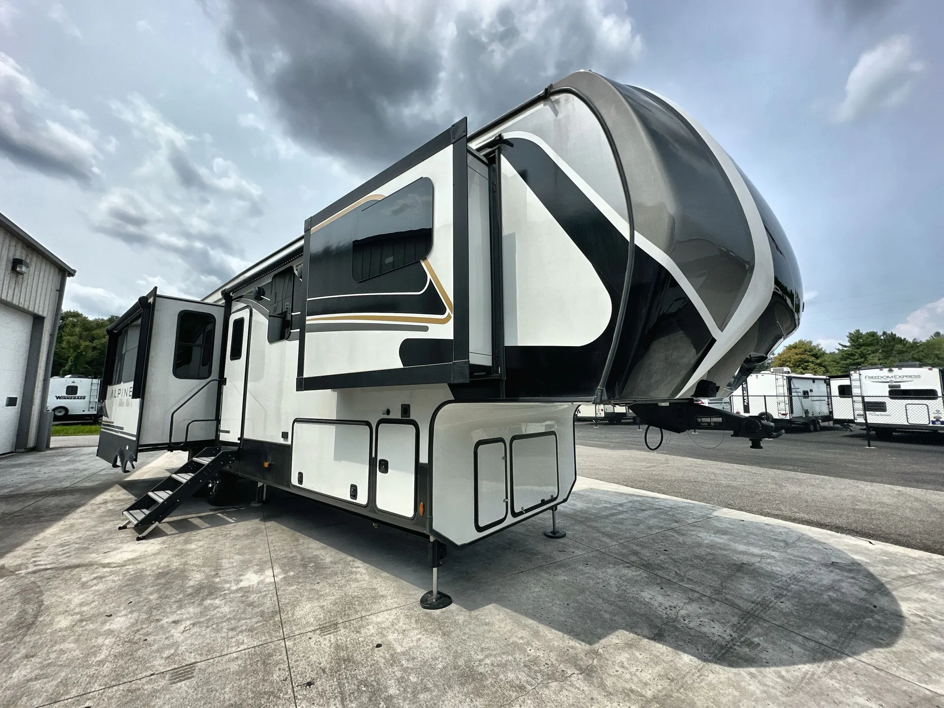 2024 Keystone Alpine 3303CK - Photo 2
