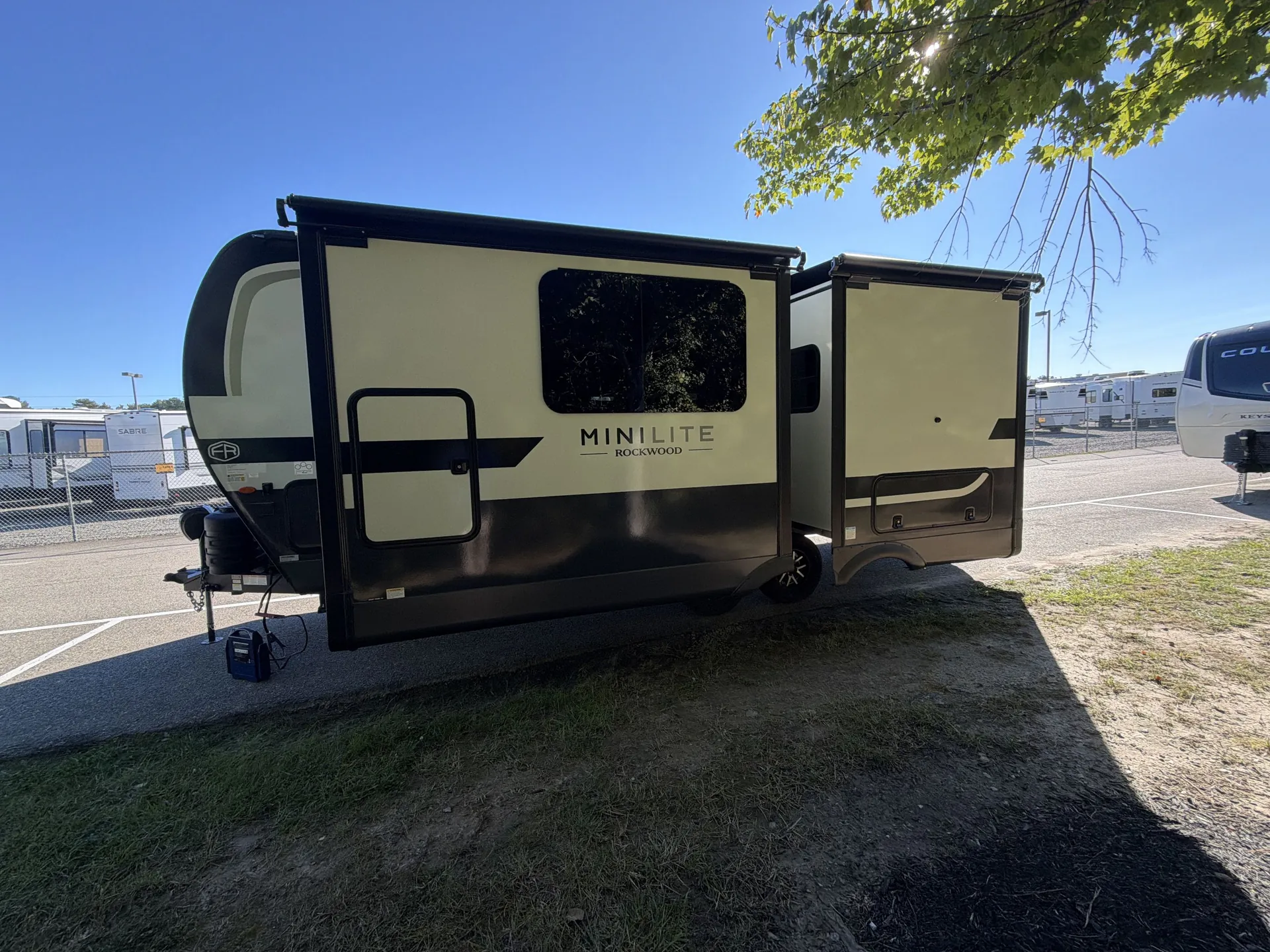 2027 Forest River Rockwood Mini Lite 2523MBR — off campside