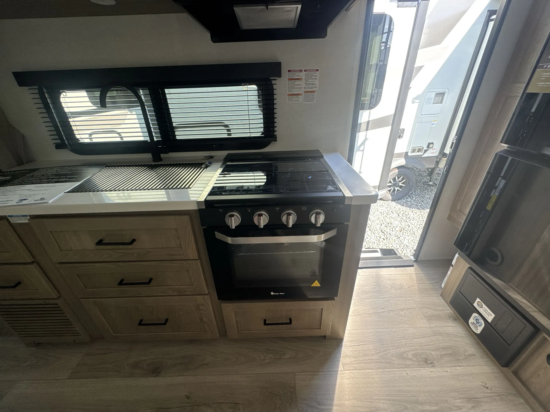 2027 Forest River Rockwood Mini Lite 2109S — stove oven