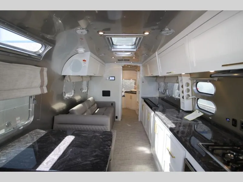 2026 Airstream Classic 33FB - Photo 3