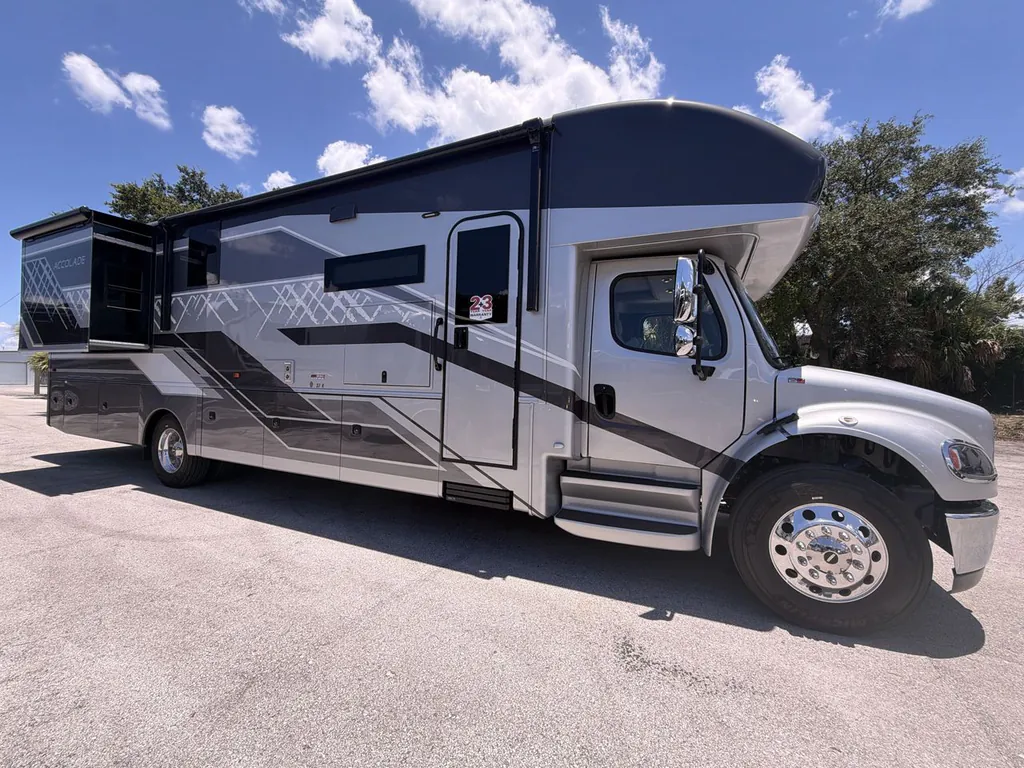 2027 Entegra Coach Accolade 37K, Photos photo 2