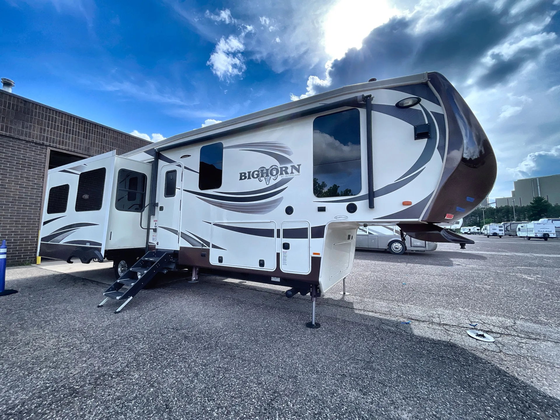 2015 Heartland Bighorn 3010RE - Photo 2