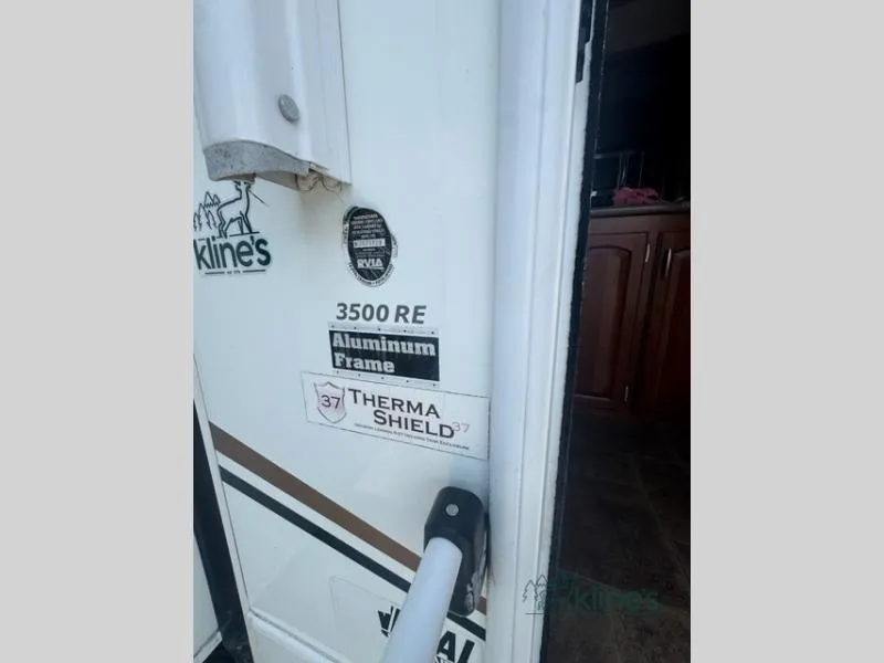 2011 Keystone RV Alpine 3500RE - Photo 2