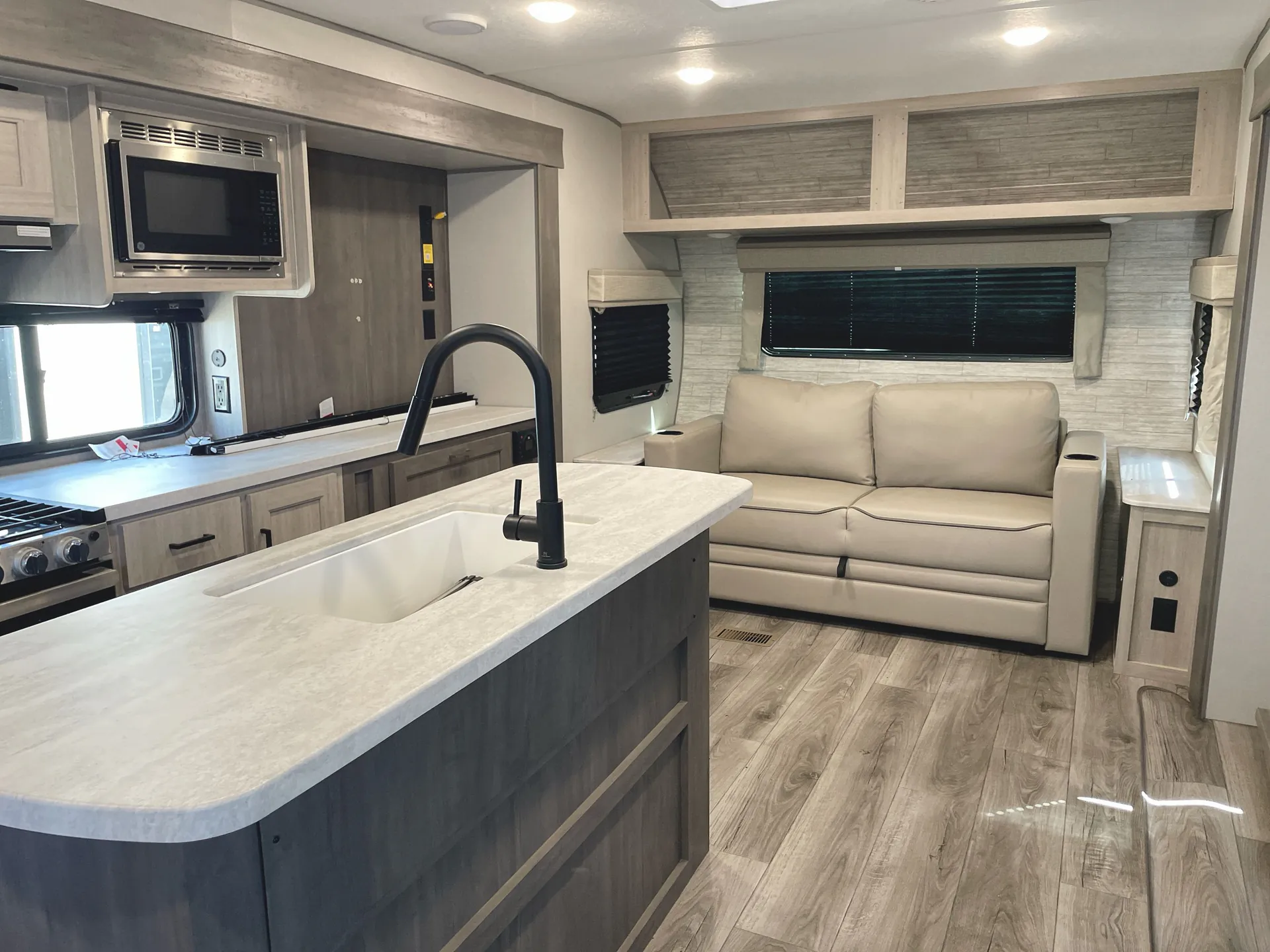 2024 Coachmen Catalina Legacy Edition 283FEDS — living area main