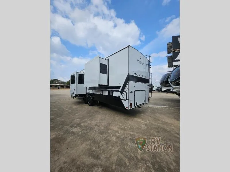 2026 Keystone Montana 3795FK - Photo 4