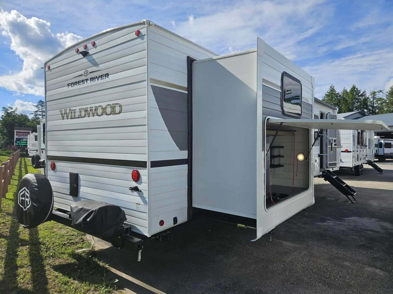 2027 Forest River Wildwood 31KQBTS — Photo 5