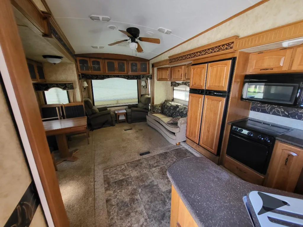2011 Keystone Montana 3100RL, Photos photo 9
