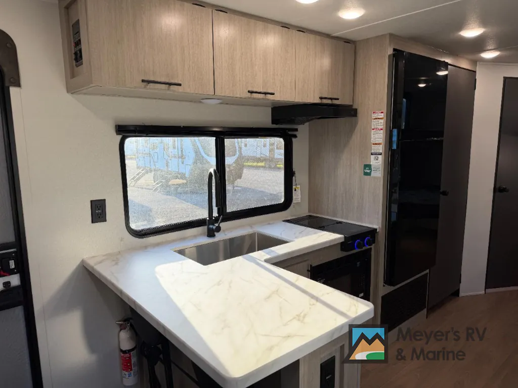 2027 East to West Della Terra 280BH, Photos photo 8