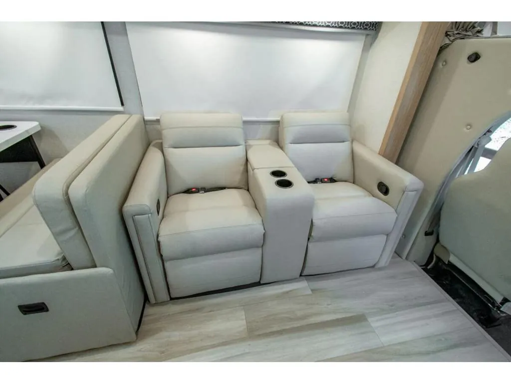 2027 Thor Motor Coach Quantum HS31, Photos photo 9