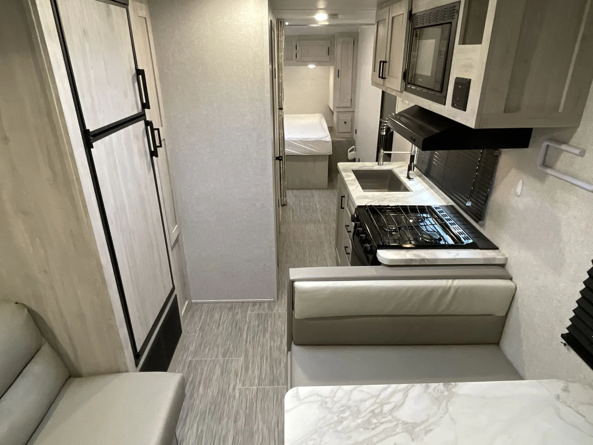 2022 East to West Silver Lake 20KRD — living area main