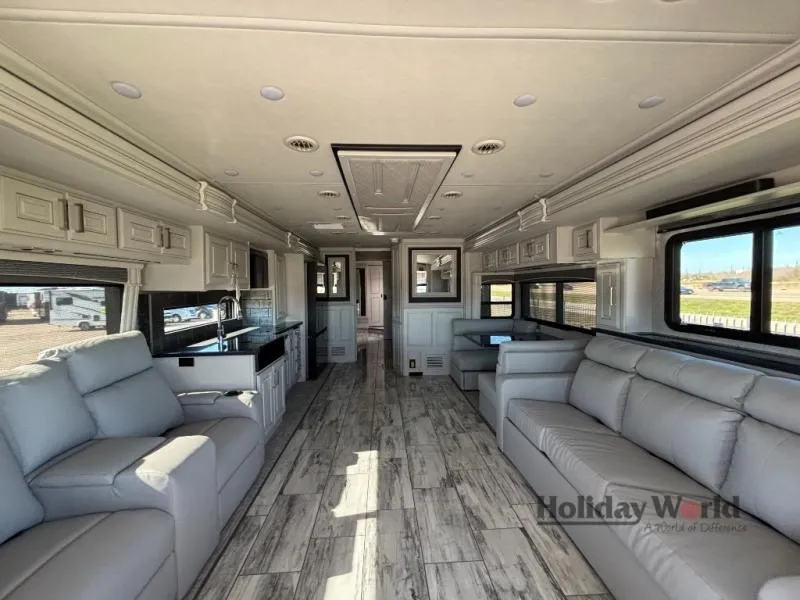 2026 Fleetwood Discovery LXE 44B - Photo 4