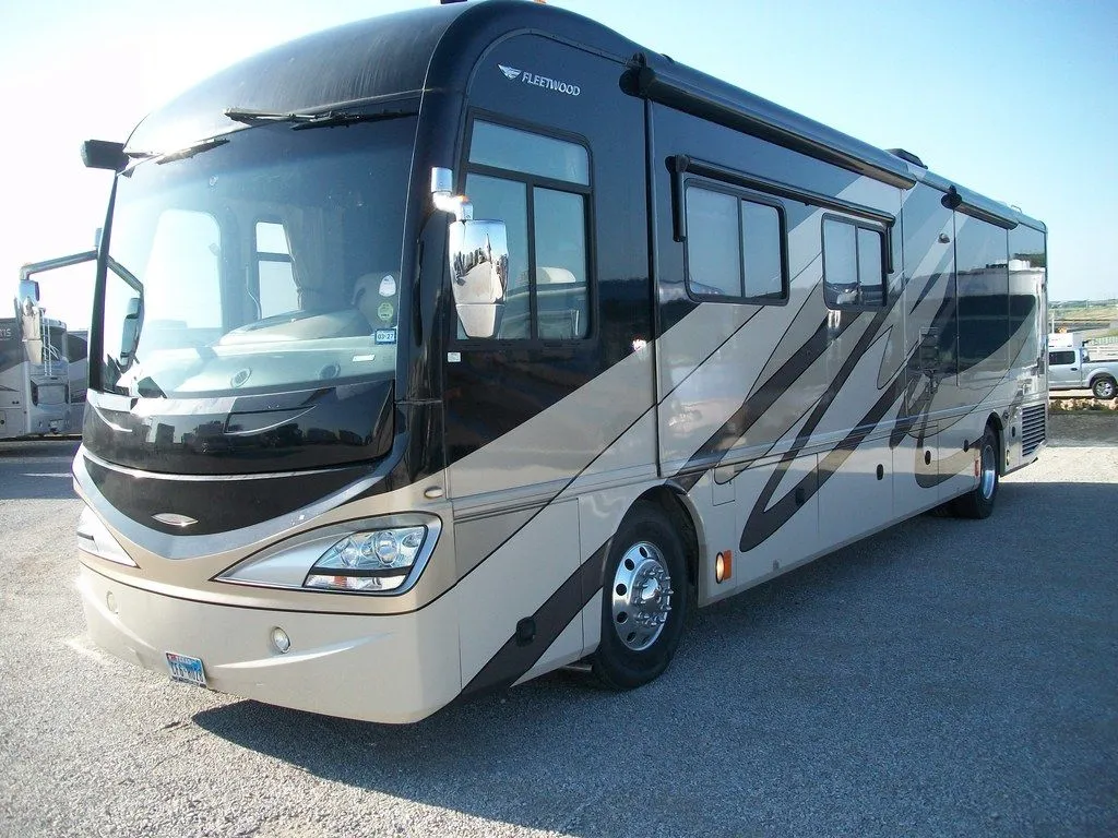 2009 Fleetwood Revolution LE 40E - Photo 3