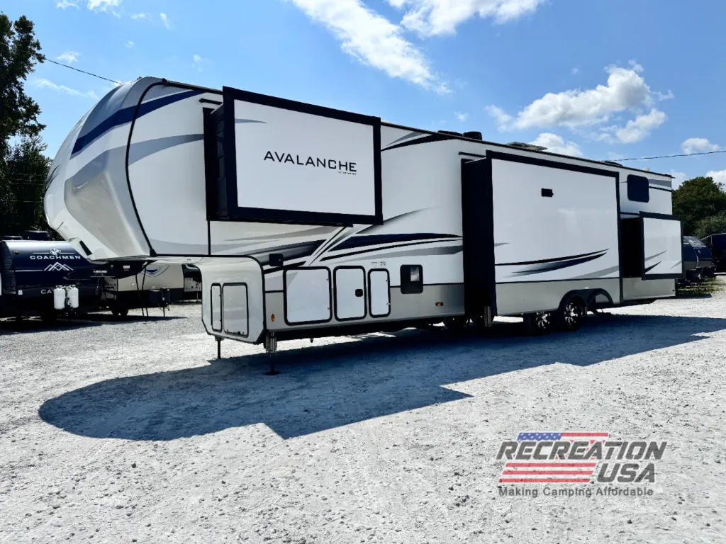 2023 Keystone Avalanche 390DS, Photos photo 3