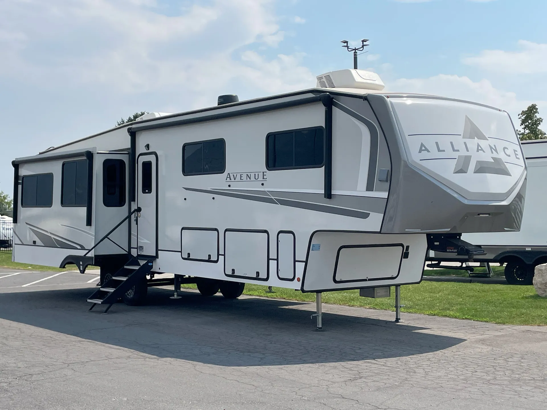 2024 Alliance RV Avenue 37MBR - Photo 2