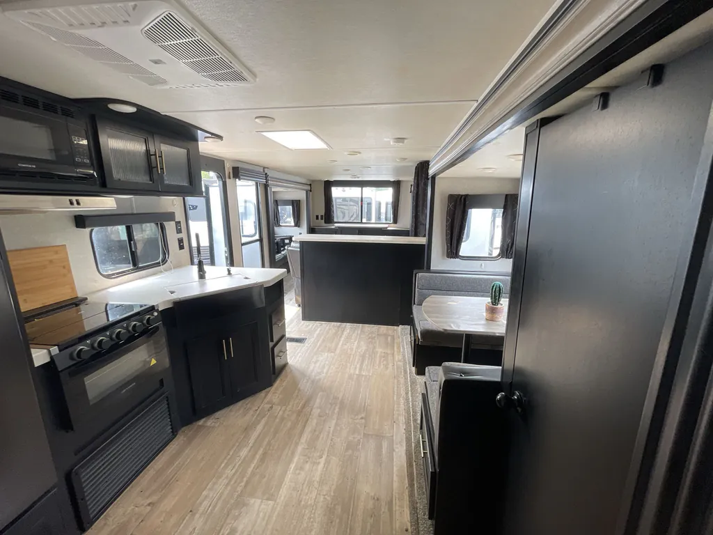 2022 Forest River Cherokee 306MM, Photos photo 3