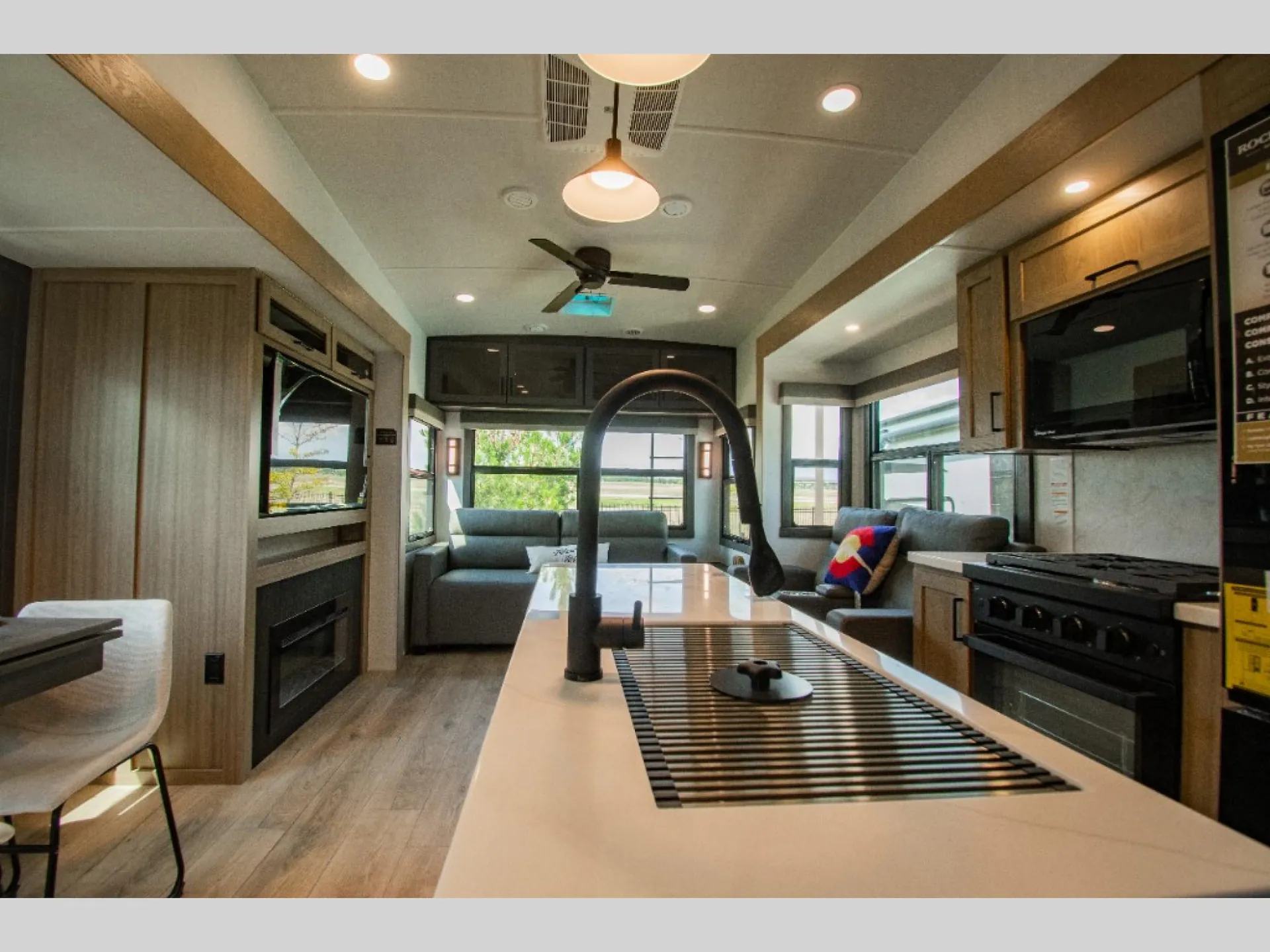 2026 Forest River Rockwood Signature R372RL - Photo 4
