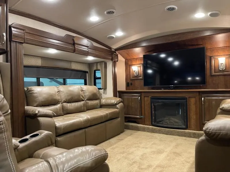 2015 Forest River RV Cardinal 3825FL - Photo 4