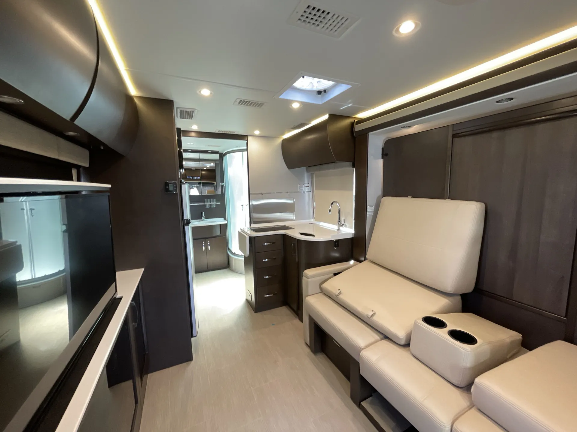 2017 leisure travel Unity U24MB — living area main