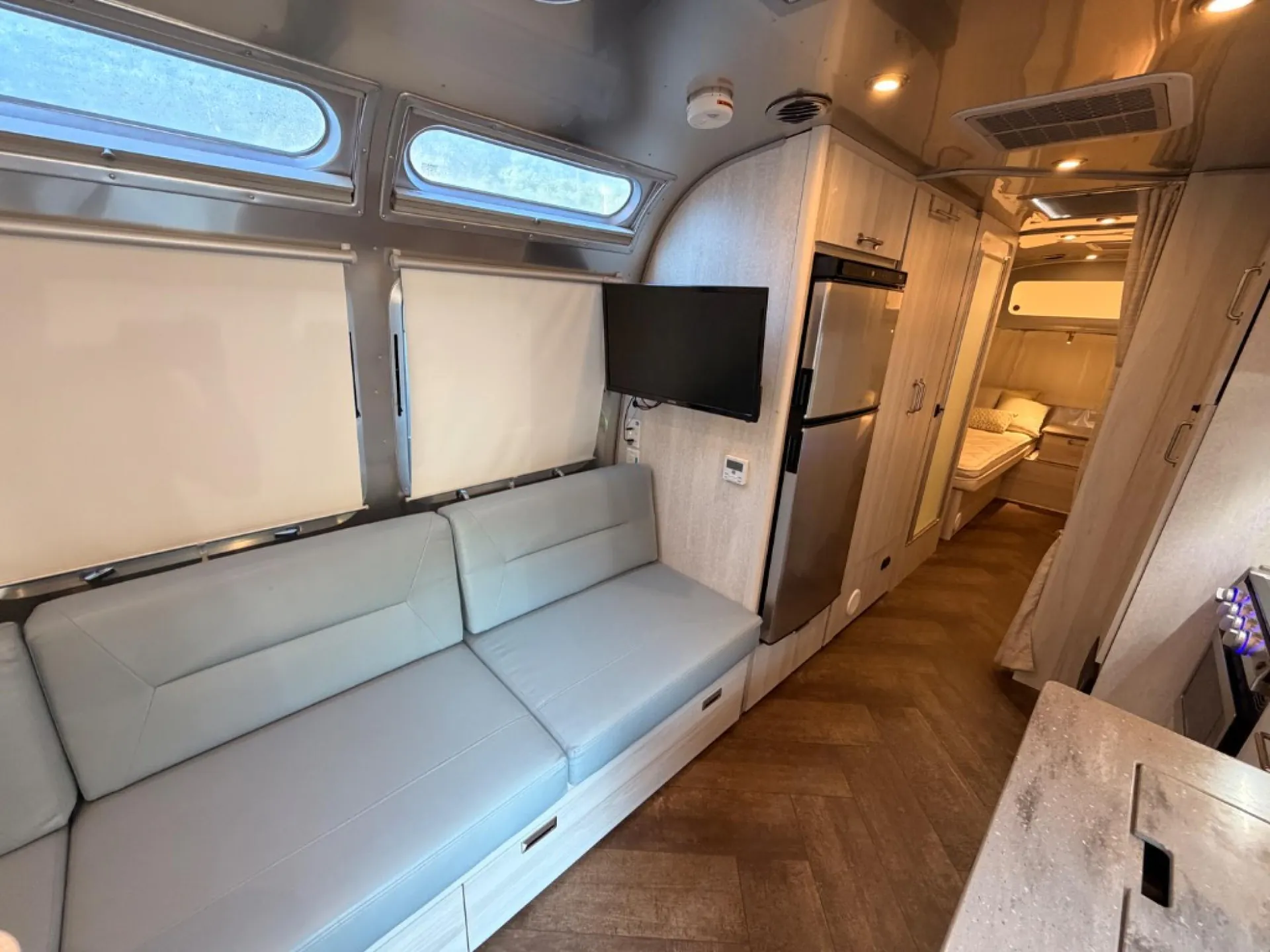 2024 Airstream International 27FB Twin - Photo 2