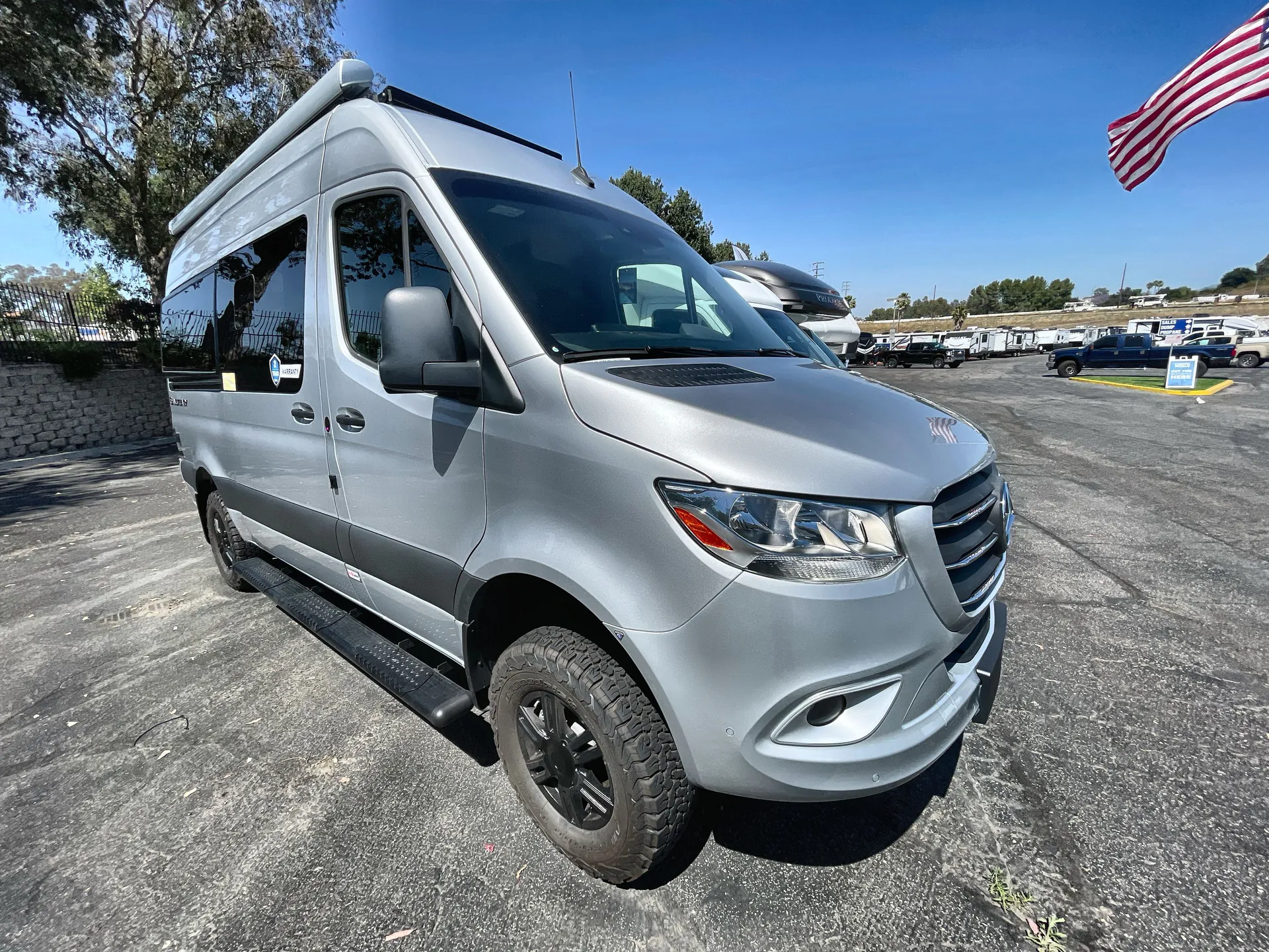 2025 Thor Motor Coach Sanctuary 19M - Photo 2