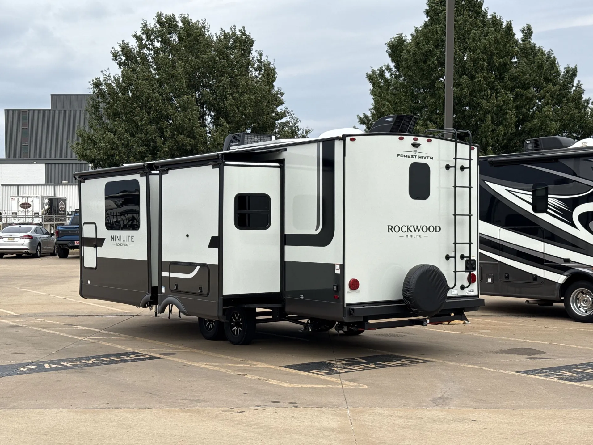 2027 Forest River Rockwood Mini Lite 2523MBR — off campside