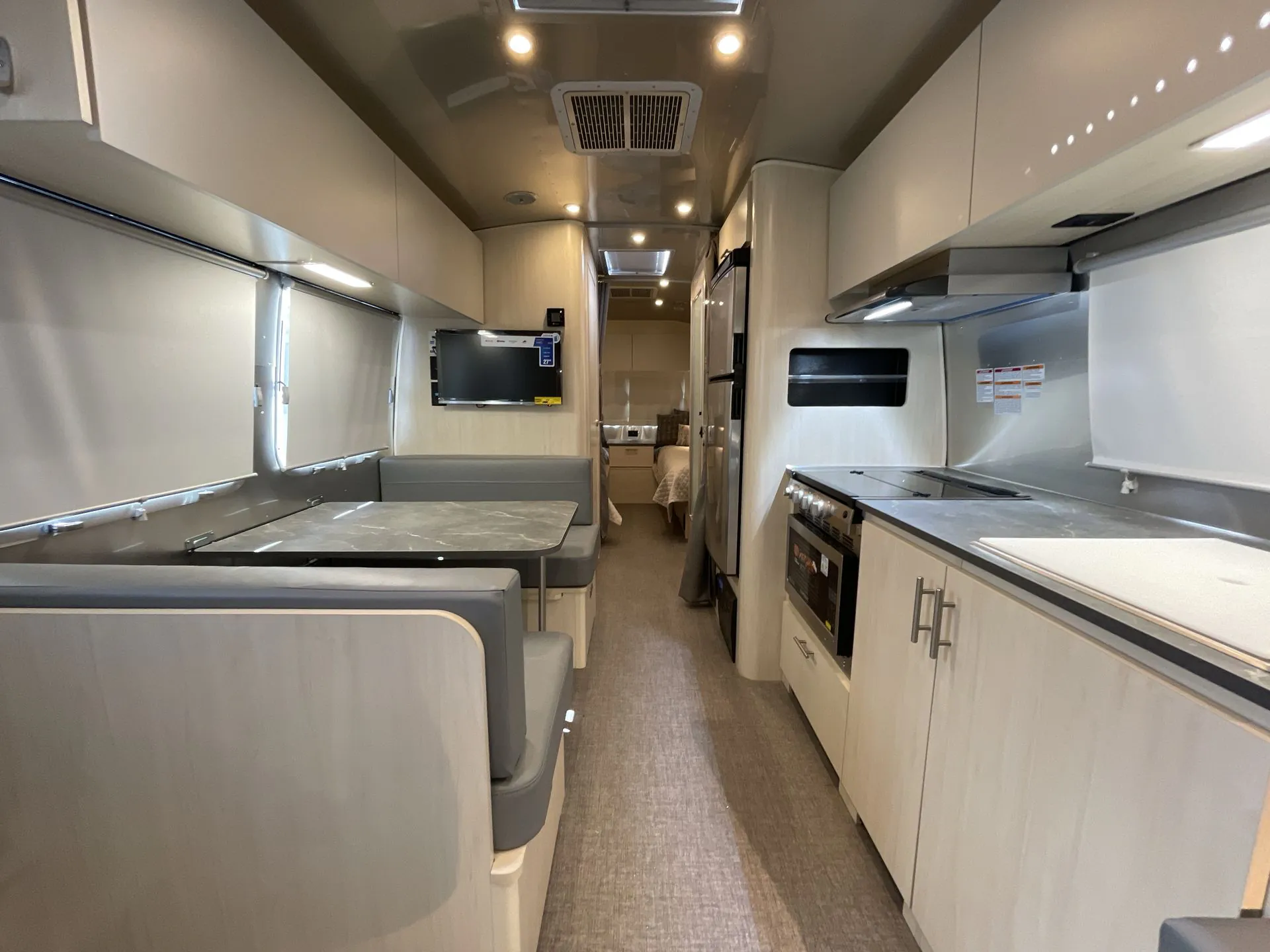 2026 Airstream Flying Cloud 28RB Twin - Photo 3
