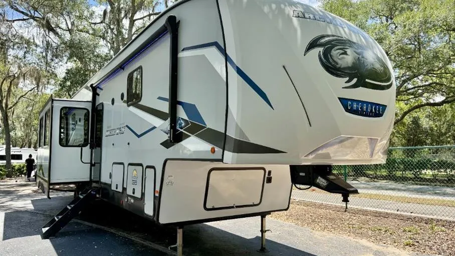 2023 Forest River Cherokee Arctic Wolf 3810 SUITE - Photo 2
