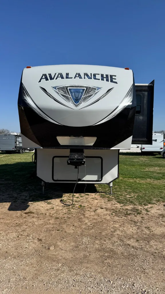 2017 Keystone Avalanche 320RS - Photo 3