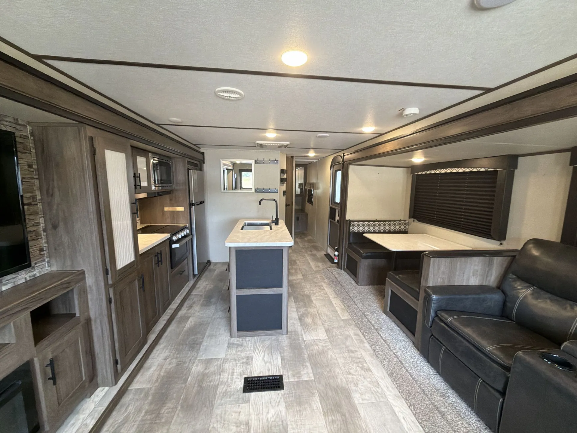 2020 Prime Time Avenger 28REI — living area main