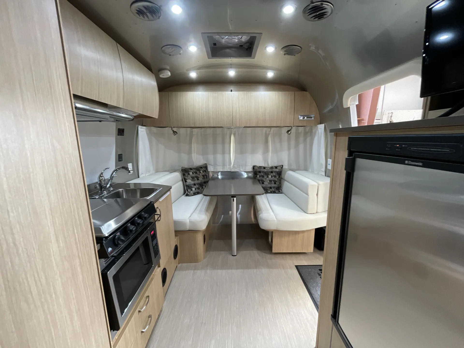 2017 airstream Flying Cloud 19 - Photo 4