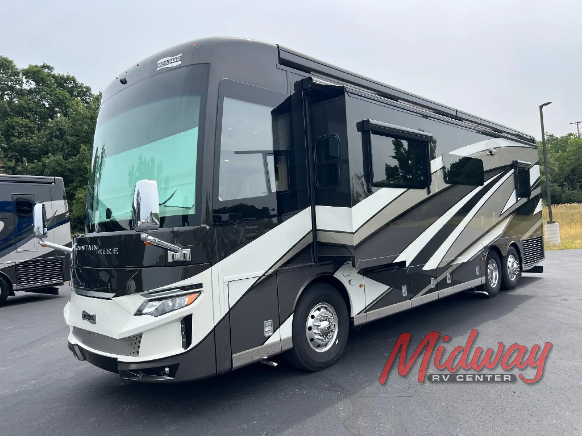 2024 Newmar Mountain Aire 3825 - Photo 3