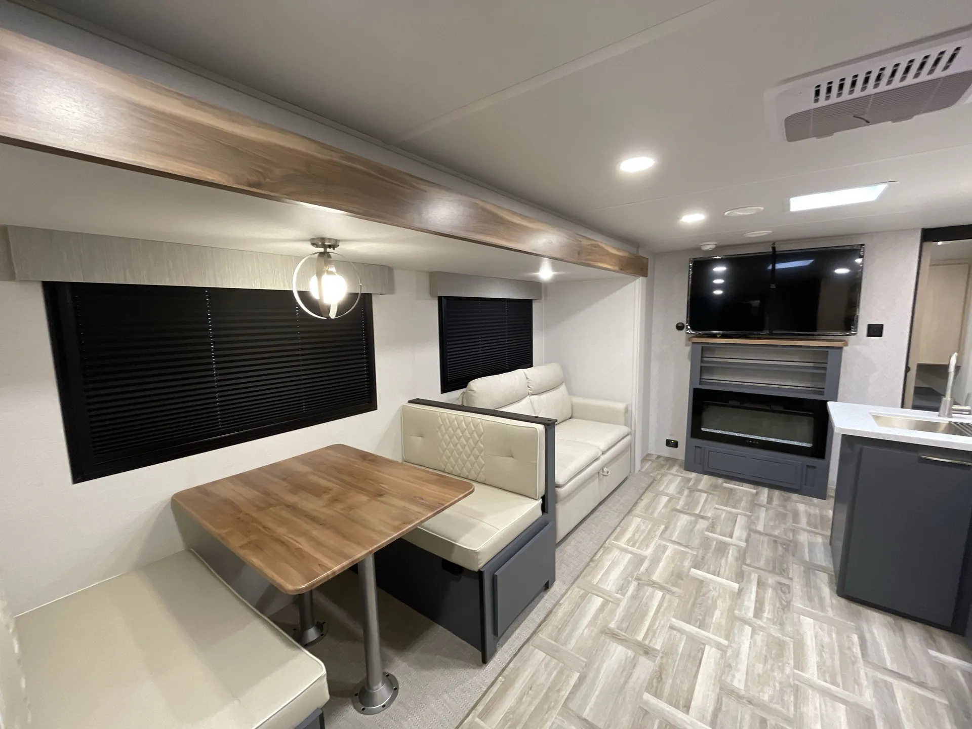 2025 prime time Tracer 308BH — living area main
