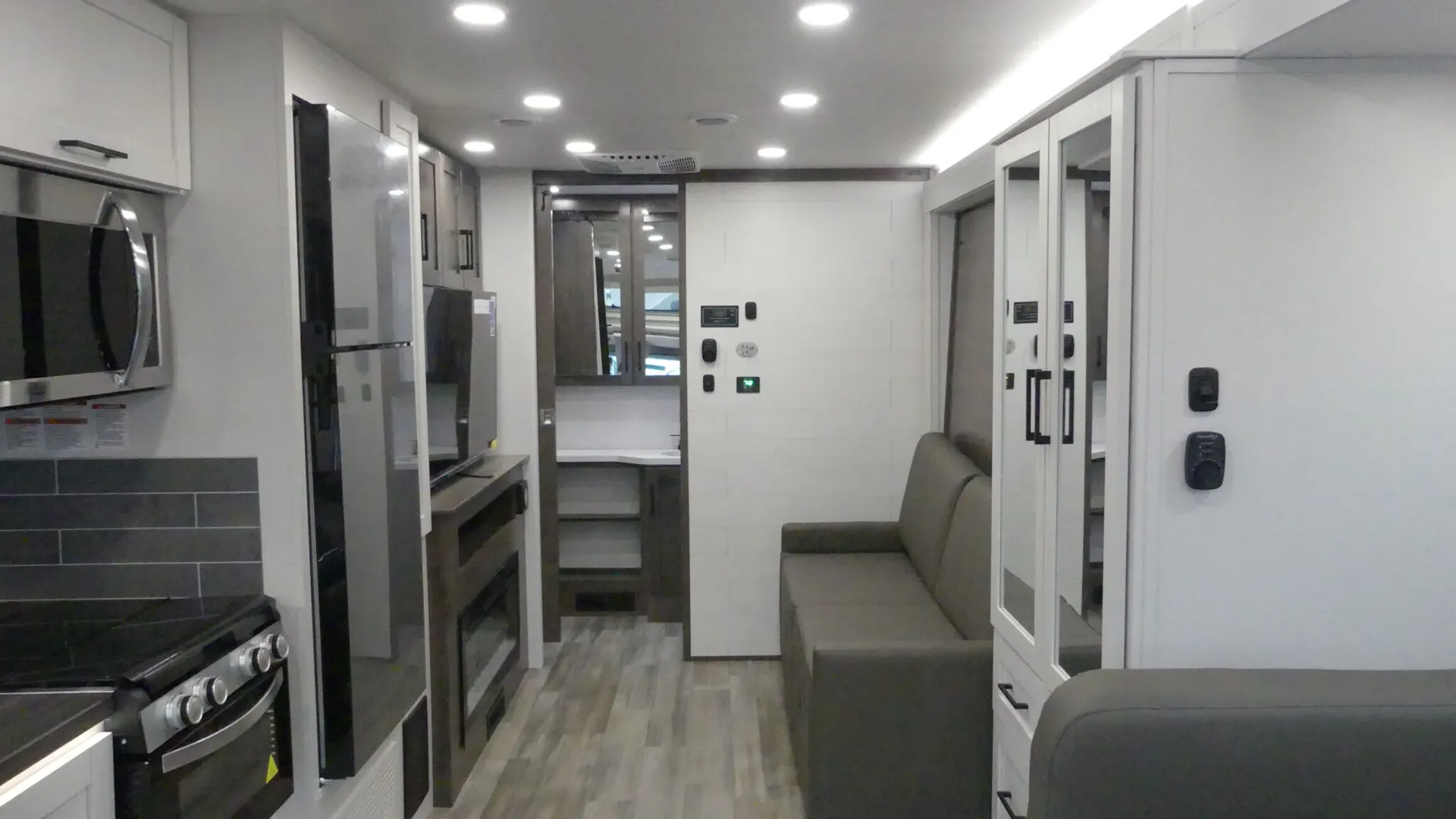 2026 Entegra Coach Odyssey 26M - Photo 3