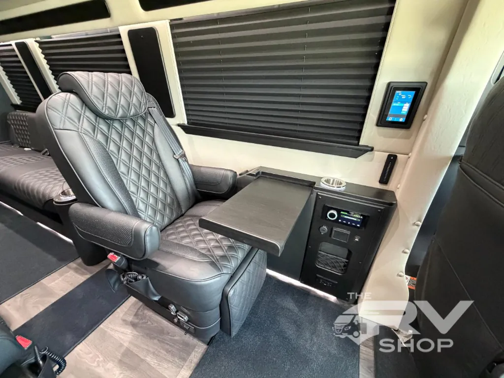 2027 Midwest Automotive Designs Luxe Cruiser D4, Photos photo 5
