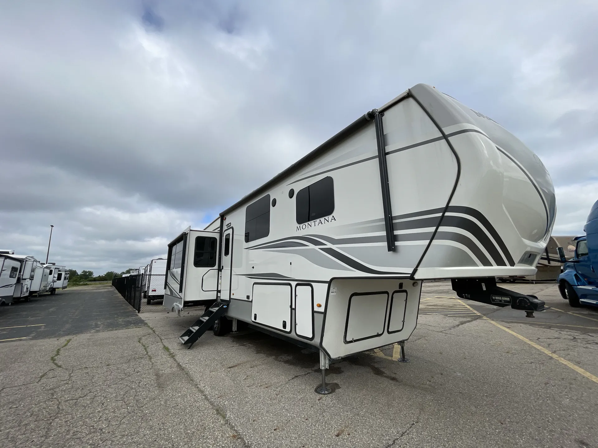2022 Keystone Montana 3231CK - Photo 2