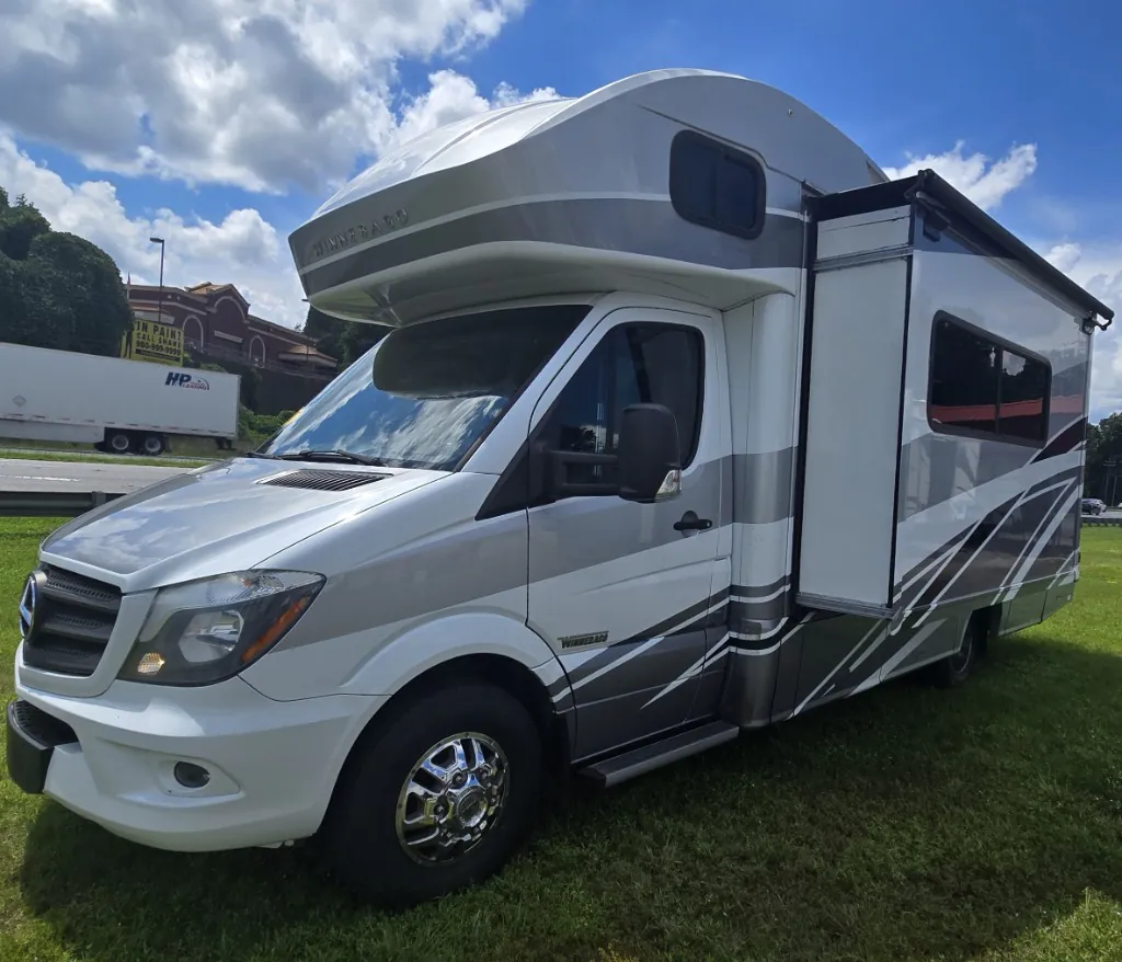 2017 Winnebago Navion 24J - Photo 3
