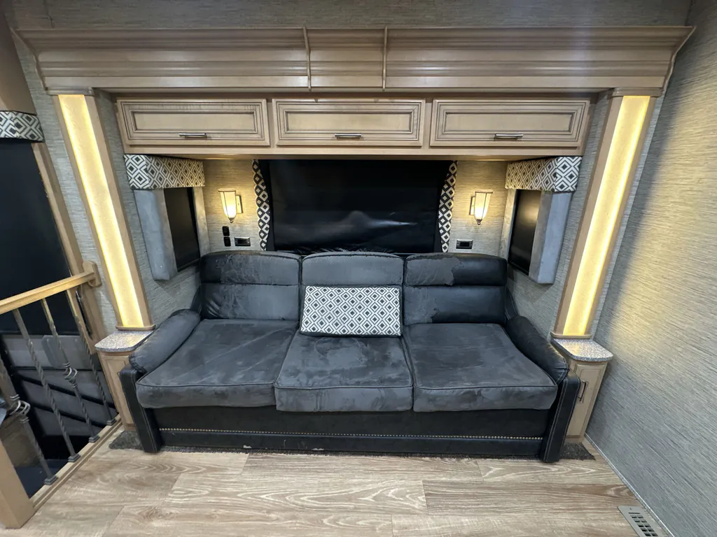2017 Newmar Canyon Star 3923, Photos photo 2